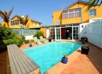 Haus mit Privatpool am Meer