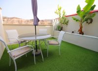 Modernes Haus mit Parkplatz